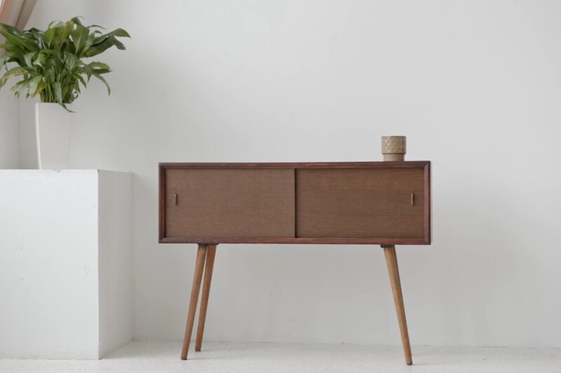 prikaz drvene police i belog zida